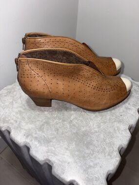 NEW Earth Calgary Quebec Shooties Sz 8M